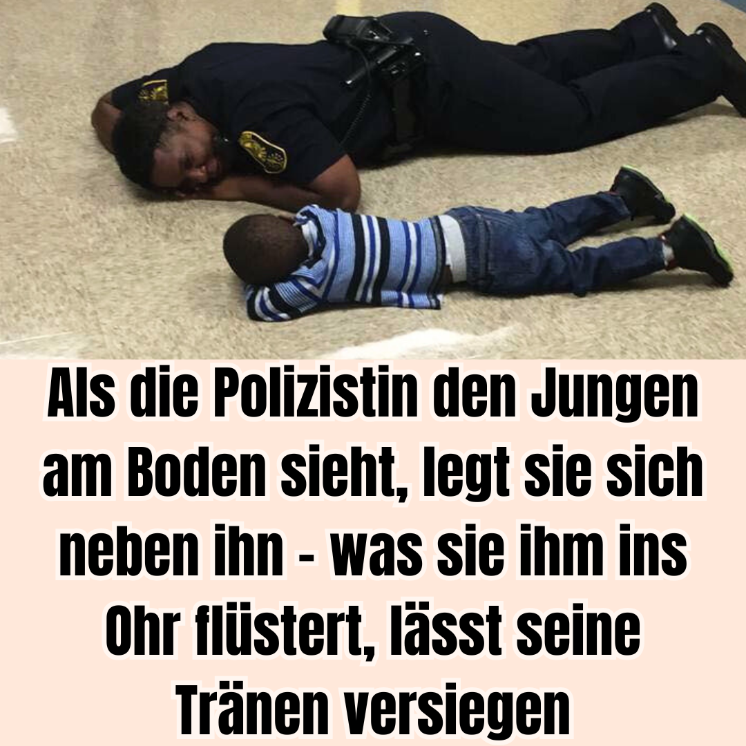 Polizistin legt sich neben aufgelösten Jungen, um ihn zu trösten