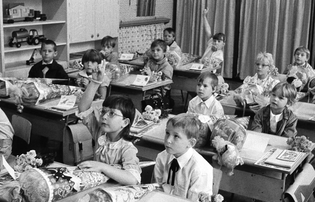 Ein Schwarzweiß-Foto aus einer DDR-Schulklasse in Dresden.