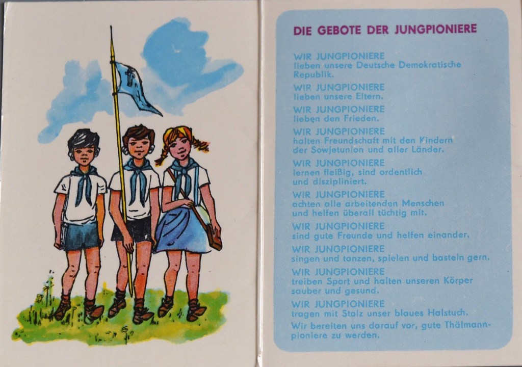 Ein Bild von dem Infoblatt 'Die Gebote der Jungpioniere' aus der DDR-Zeit.