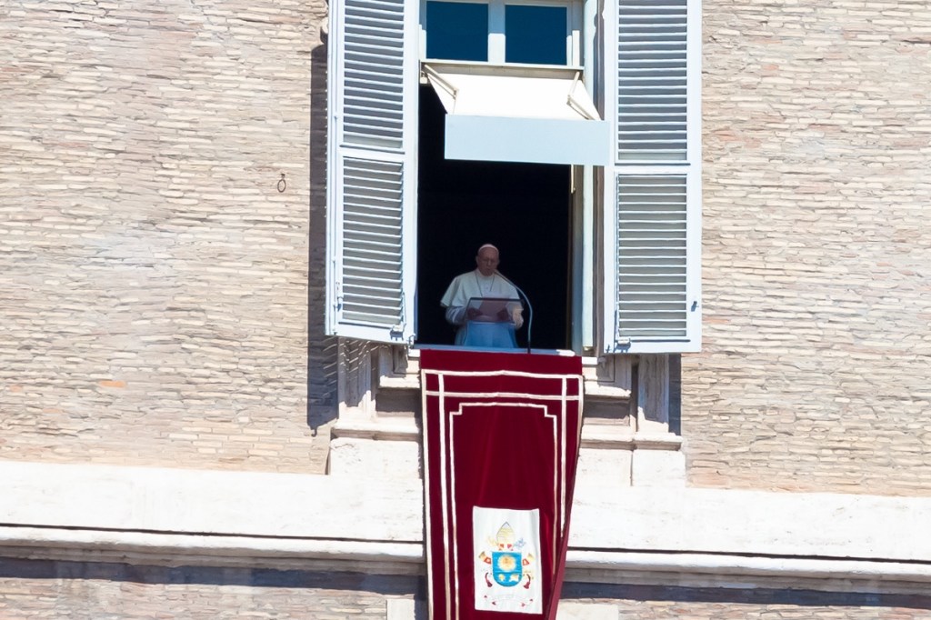 Papst Franziskus steht am Fenster im Vatikan.