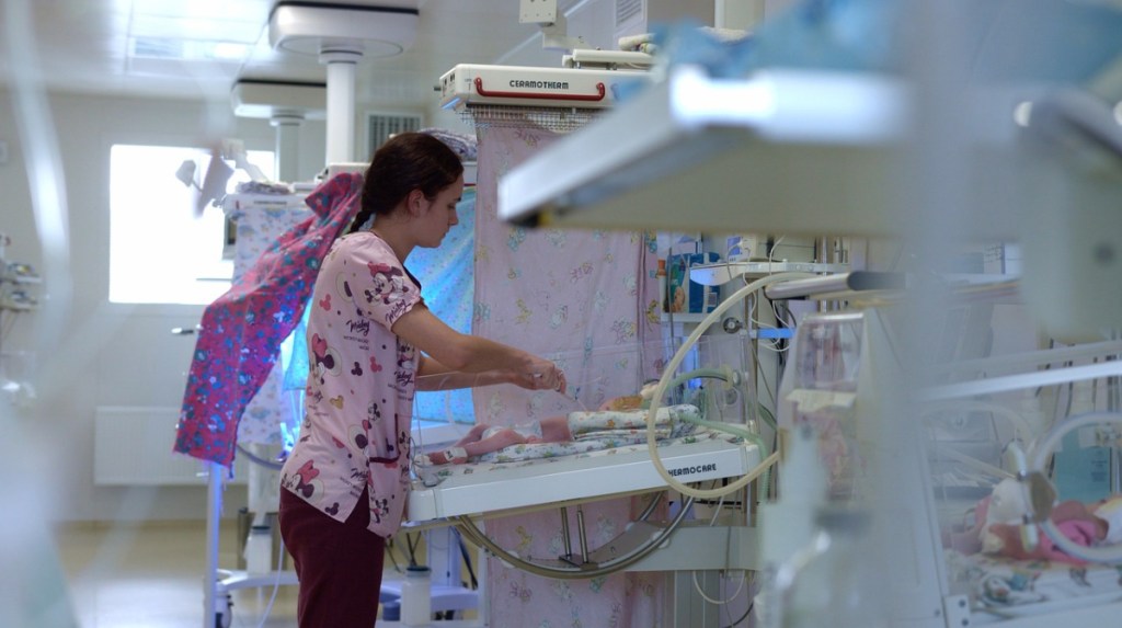 Eine Krankenschwester arbeitet auf einer Geburtenstation im Krankenhaus.
