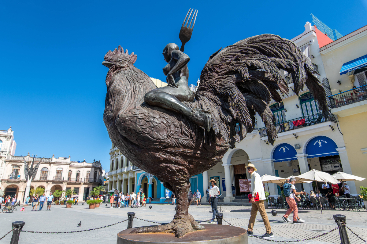 Die Statue einer Frau, die auf einem riesigen Hühnchen reitet.